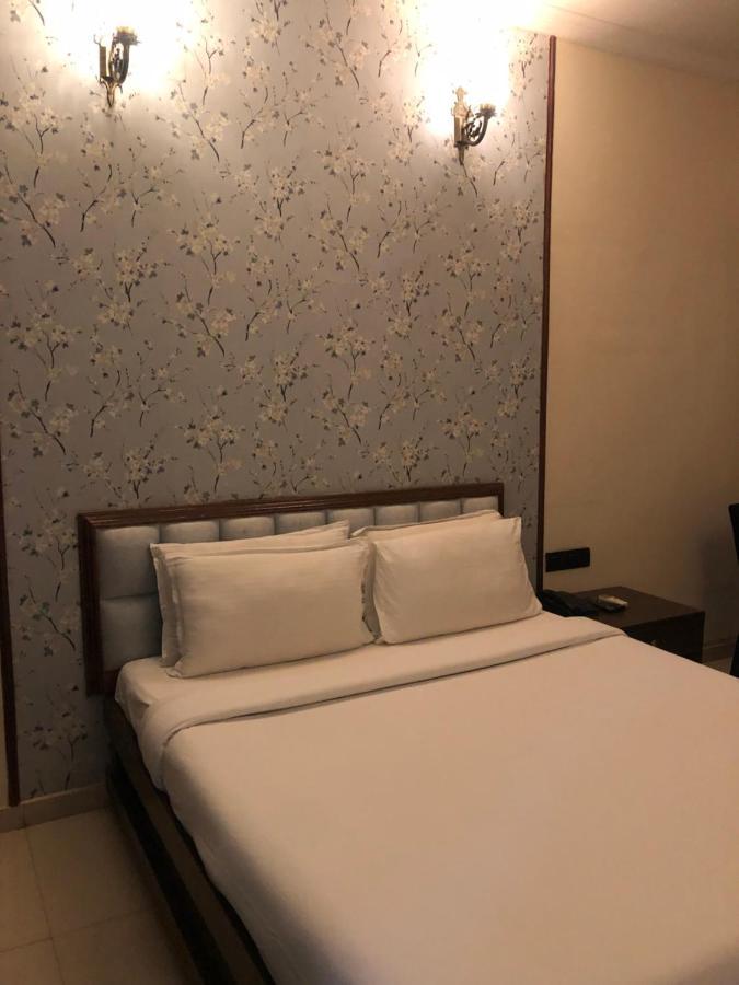 Hotel Royal Regency Bori  ภายนอก รูปภาพ