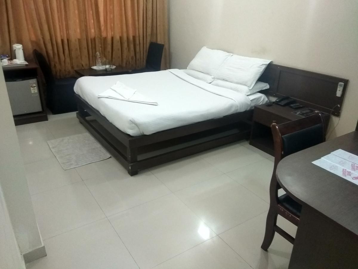 Hotel Royal Regency Bori  ภายนอก รูปภาพ