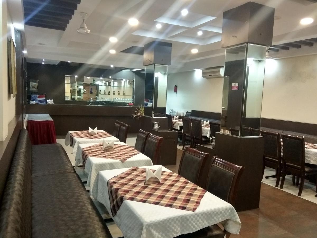 Hotel Royal Regency Bori  ภายนอก รูปภาพ